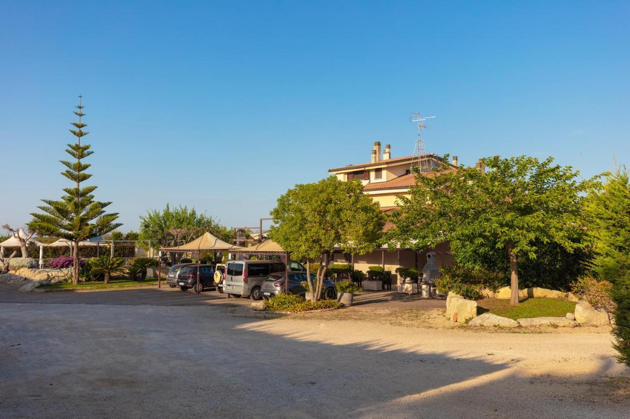 Bed & Breakfast Giardini Di Marzo เลชเช ภายนอก รูปภาพ